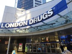 続いてこちらへ。LONDON DRUGS。サケの缶詰やメープルシロップなど、定番のお土産がいろいろお安く売ってました。