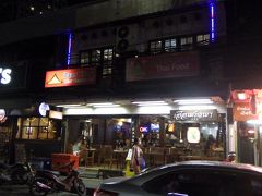 19時になったのでホテルの向かい側にあるタイ料理レストランBaan Kanyaさん入店しました。
