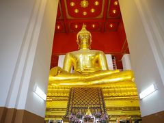 中には黄金の仏像が鎮座していました。あまりに綺麗なので元々の仏像も1767年のビルマ軍進行で破壊されたと思ったのですが、ビルマ進行の時は損傷させられただけでこの仏像自体は残っていたようです。