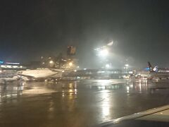 伊丹空港到着。ここも雨。