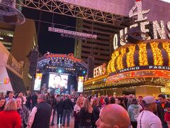 ということで、DEUCEというバスに乗って夜のFremont Street Experienceに来ました！


バスは3日券$20を購入
機械にカードをスライドさせてから乗車します



煌びやかすぎて、着いた瞬間　すげーーーーーっ！！　と叫んでしまいました
全てのお店がキラキラしています


カジノはちょっと古い感じです