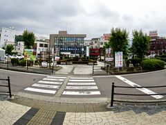 【中津川駅】

向こうの石碑には、「栗きんとん」は、中津川が「元祖」だよぉ～と書かれています。