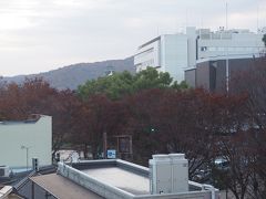 ２日目の朝、ホテルの部屋からの眺め。岡山城の天守がわずかに顔をのぞかせています。