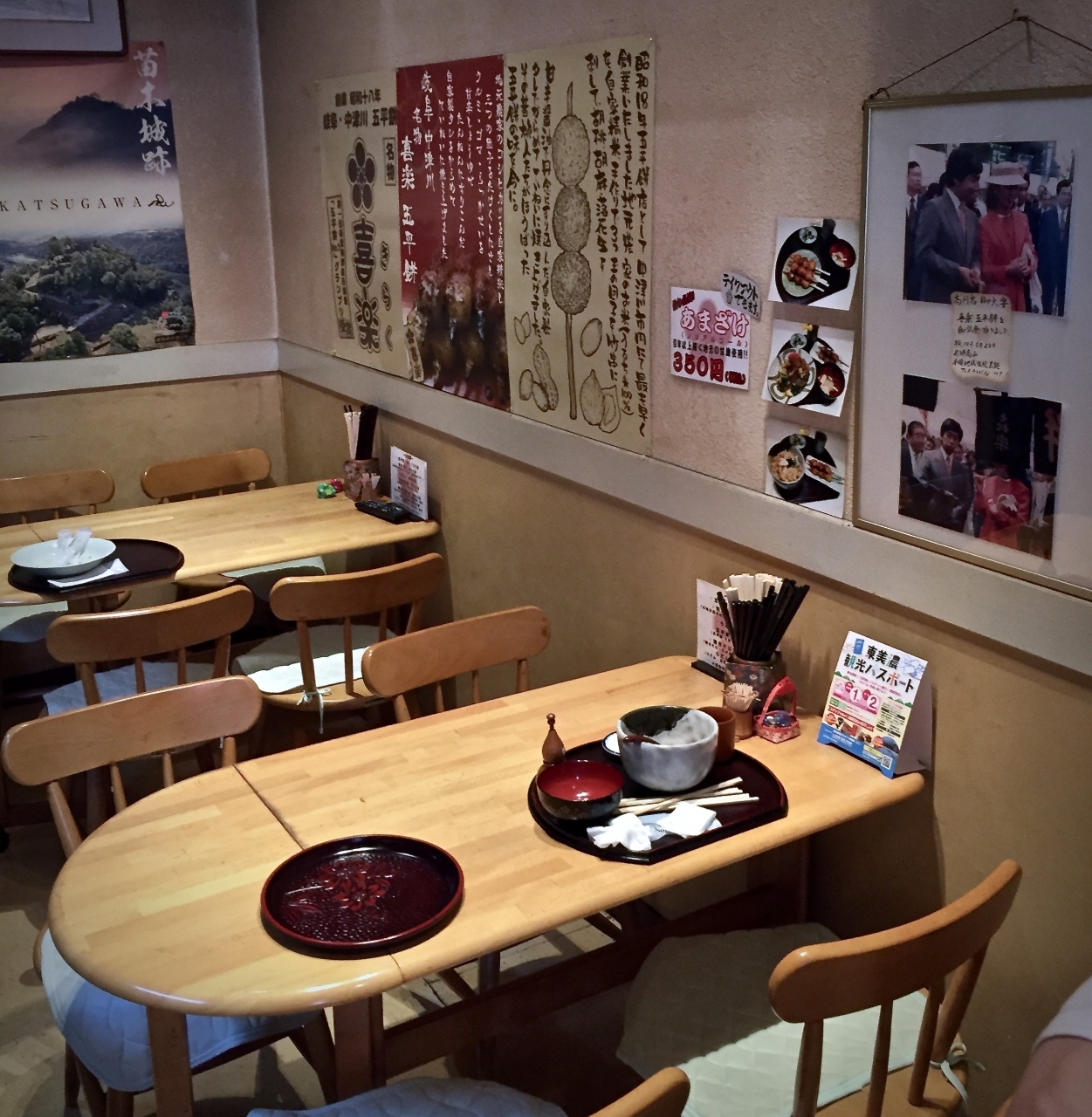 【五平餅 喜楽】

でも実はここ...昭和18年中津川市街 桃山において五平餅専門店として最も早く創業した伝統的な五平餅のお店の...駅前店なんです。

写真：前の家族ずれの食べかすが、汚い....ですが....
