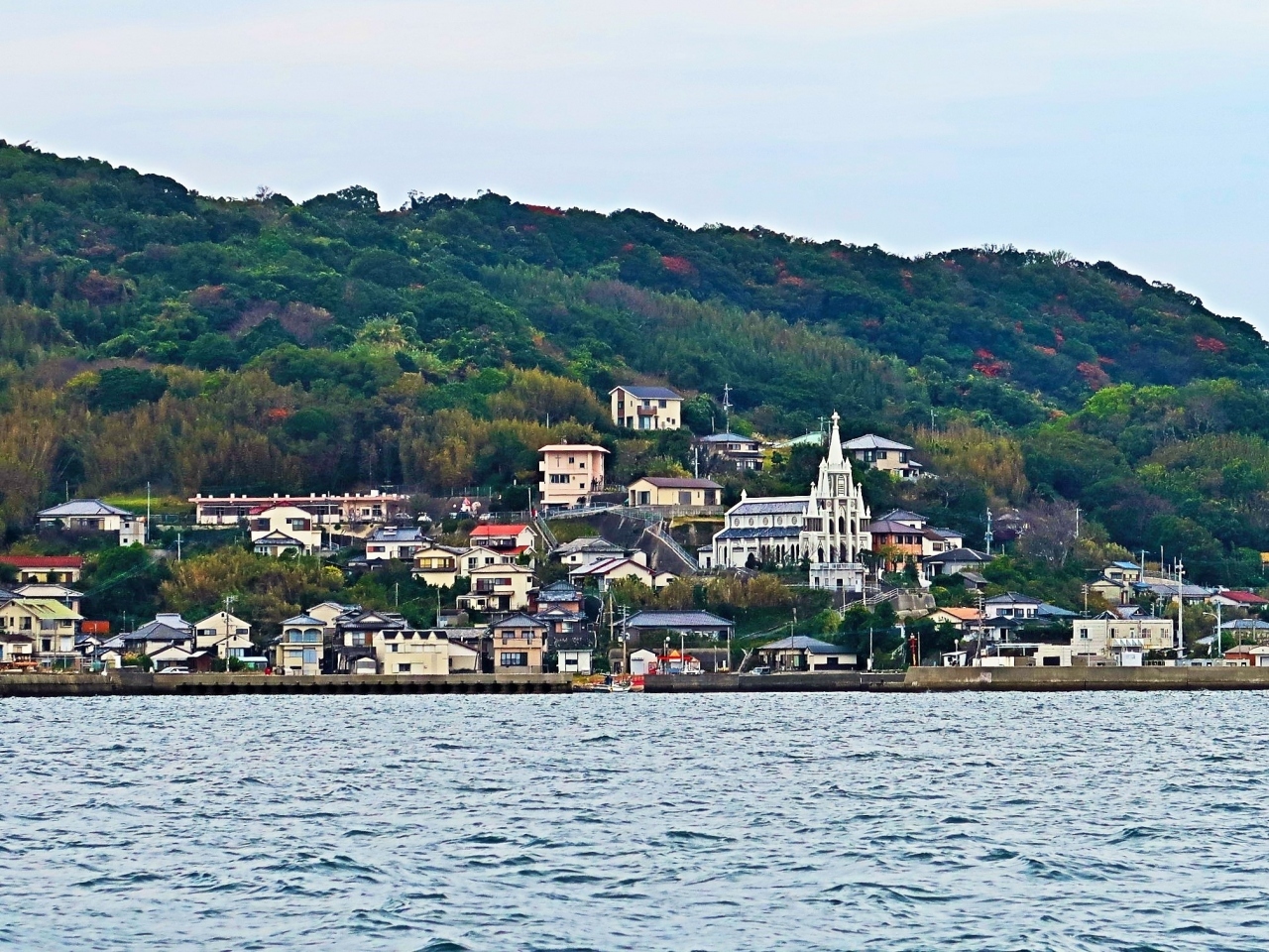 長崎28　軍艦島クルーズｇ  帰路　端島→長崎港　　　82/　　　21

伊王島町（いおうじまちょう）は、長崎港外、長崎市香焼町沖にある伊王島・沖ノ島を含んでいた町。自治体人口に占めるカトリック教徒の比率が日本で最も高かった。2005年1月4日に長崎市に編入され、自治体としては消滅した。 

伊王島（面積1.31km2周囲7.1km）と沖ノ島（面積0.95km2周囲5.1km）の2つの島を合わせて伊王島と呼ぶ。2つの島の間は幅数十mしかなく、2つの島を結ぶために栄橋・賑橋・祝橋の3つの橋が架けられている。2011年3月27日に長崎市本土と伊王島地区（沖之島:伊王島町2丁目）を橋で結ぶ伊王島大橋が開通した。 
かつては炭鉱の島として栄えたが、閉山後は農漁業を兼業する。また、島全体が釣りの適地である。近年では、長崎市近郊のリゾート地として開発が進む。 
（フリー百科事典『ウィキペディア（Wikipedia）』より引用）
