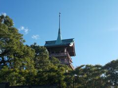 調べてみたらこれが祇園閣という建物！
国登録有形文化財
旧大倉喜八郎の京都別邸、昭和2年の竣工
「設計は東大出の建築家、伊東忠太で東洋趣味の近代的デザイン。伊東忠太は後に築地本願寺を設計している」（中川理　京都近代の記憶）
