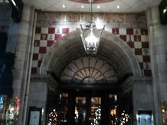 18:45に予約したシンプソンズ・イン・ザ・ストランドへ向かいます。ここはシャーロック・ホームズにも登場する由緒あるレストランで、NHKの「2度目のロンドン」でも紹介されていました。ローストビーフがおいしいそうなので、是非味わってみようと思いました。