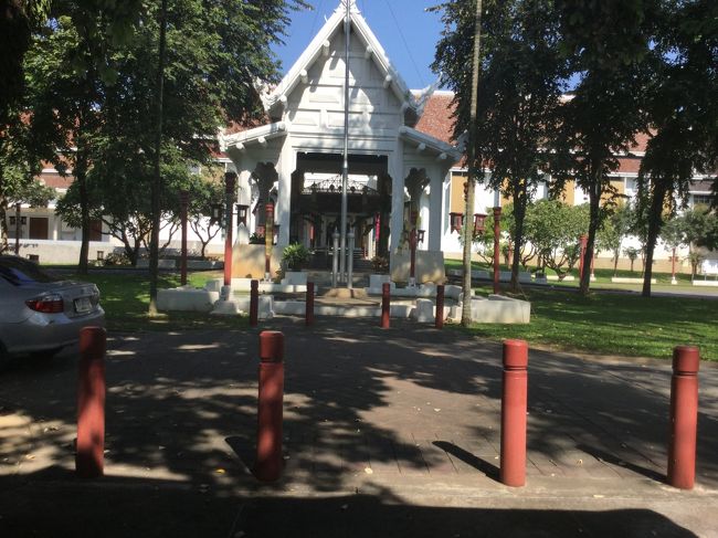 博物館に、200B/2人、払って入場。写真はとっても良いけど、フラッシュは、ダメらしい。1階と２階を、一通り見ました。まあまあでした。<br /><br />11：30過ぎ？、次の観光地、シリキット植物園へ、<br />107号は、2～3車線で快適に走ります。途中、ガソリンを入れる910B。<br />107号の途中、左折して1096号を、道なりで。<br /><br />たぶん12：30頃、ゲートで車両入場料100B払って、最初の駐車場（トイレ、売店有り）よく状況わからないので、とりあえず降りて、写真パチリ。