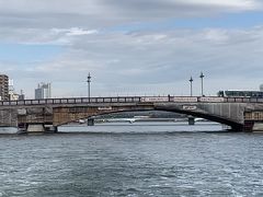 ①吾妻橋。来年の東京五輪にむけて修復中だった。江戸時代の１７７４年に架けられ大川橋と呼ばれたが後に吾妻橋と通称された。