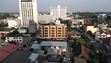 15：30頃　ロイヤルランナホテル到着　3泊￥22,925<br />このホテルは、ピン川の傍の高層ホテル（14階位？）なので、選びました。ピン川からのコムロイの打ち上げが、よく見れると思ったからです。<br /><br />もっと川の近くに同じくらいの階層のホテルがあります。<br />そのホテルだったら、川に流れるロイカートンも、見られるかなと思いましたが、どうも口コミの評判がよくありませんでした。<br />1泊だったら、一か八かと思ったのですが、3泊となると評判通りだったら、<br />トホホ！！です。３泊の中で、ホテルを変えての、移動も面倒です。<br /><br />ロイヤルランナホテルには、フロント前にいる男性が、ある程度日本語が話せたのが、とても嬉しかったです。<br /><br />荷物を置くと、私、1人で両替へ、ホテル前の通り「Loi　Kroh　Rｄ」を、旧市街方面に向かいます。ホテルの周りは、とてもにぎやかです。<br /><br />5～10分位歩いて、両替率がよいと言う「スーパーリッチ」へ、。<br />利率0.275で（10,000円で2750B）。<br /><br />後でわかるのですが、0.275は結構ありました。<br />この後の両替は、空港近くの「セントラルプラザ」でしましたが、0.273で、10,000円で,20B（1B3.7円として、74円）しか違いませんでした。<br /><br />両替を終え、ホテルへ帰ります。