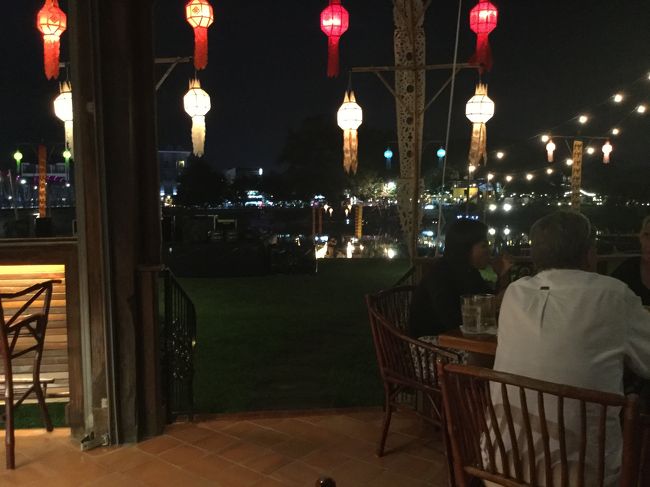 庭に面する川に、桟橋があり、照明があり、雰囲気満点です。<br /><br />メニューを見ると、「カオソイ」あり、4年？ぶりのカオソイ、チェンマイに来てから4日目に食べれます。ここの「カオソイ」は、前に食べた食堂のより、かなりスープの味が濃かった気がします。でも、懐かしかったです。<br /><br />ビール2本とフレッシュジュース、カオソイとステーキを含む3～4品頼んで、1000～1500Bの間だったと思います。
