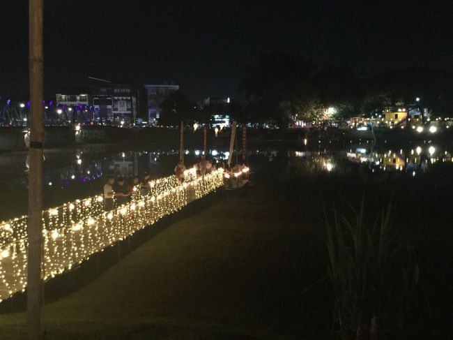 食後、ホテルに帰ります。ホテル向いの建物の半地下の所に、セブンイレブンがあったので、缶ビールと夜食を買う事にしました。<br /><br />建物前の広場に果物の屋台がありました。マンゴの切り売り60Bです。<br /><br />ナイトマーケットの通りを見ると、何かのパレードをやっているようです。前夜祭ですかね？ちょっとだけ覗きに行きました。