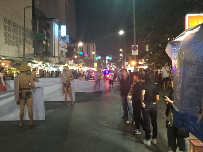 写真を撮って、先ほどの広場？前に戻ります。<br /><br />建物の半地下に降りていくと、コインランドリーがありました。<br />使わなかったので、金額解りません。<br />コンビニで買物して、１階に戻って建物の中に入ってみました。中は、フードコートやら、店内屋台がありました。何でもありの大変便利な所だと思いました。<br /><br />ホテルに戻り、久しぶりにバスタブにつかりました。<br />あまりの嬉しさに、缶ビールとつまみとタブレットを持って、ゆっくりしました。至福？？の時でした。<br />風呂上がりに、窓際に行くと、本番の前日なのに、ポツリ、ポツリと、コムローイが上がって、いました。<br /><br />明日は、イーペイ祭。日中は、旧市街に行こうと思っています。