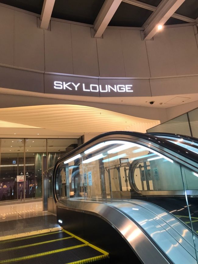 ラウンジでドリンク一杯いただきました