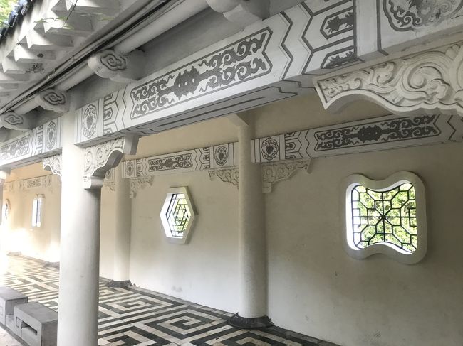 廊下が続いていて、ひとつひとつ異なるデザインの窓が！！