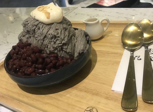 これまた、美味しかったベスト3のかき氷！！<br />黒ごまアイス！！口でふわっととける優しい味。。最高。。<br />これが食べられただけでも夜市に来てよかった！笑<br /><br />お店→ 111 台湾 Taipei City, Shilin District, Dabei Road, 27號 花蔵雪 手作雪氷