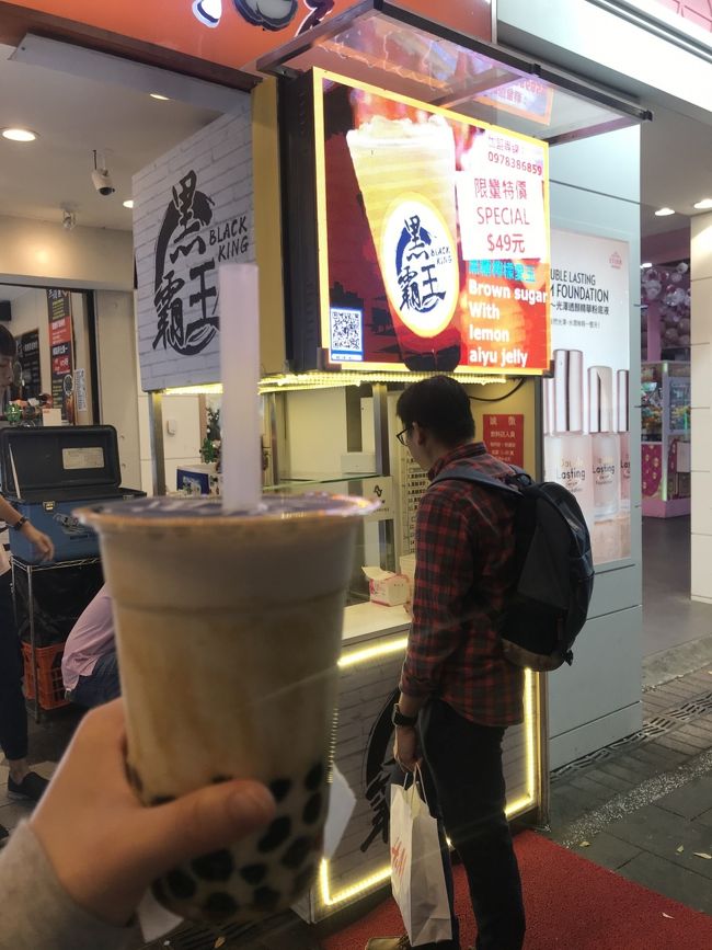 ついでに併設されてるタピオカ屋さんでタピ活も。これで150円くらい？お安い