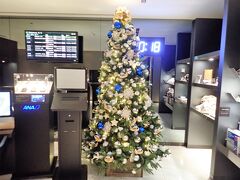 20時過ぎに羽田空港着ののち、スイートラウンジに直行しました。
クリスマスまではあと1か月と4日、ラウンジ内にはもうクリスマスツリーが鎮座してます。