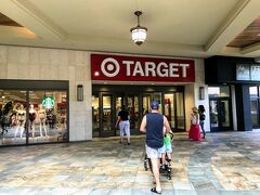 アラモアナセンターに隣接するスーパー「ターゲット」へも行って来ました。

食料品だけでなく、お土産や日用品、衣料品など様々な物が置いてあり、こちらでも色々と購入してしまいました(笑)