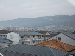 生駒山の麓まで住宅地が広がっています。