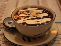 ホテルの前でバスを降り、阿秋甜品へ。

お気に入りの ココナッツミルク入りの黒もち米のおかゆを食べてからホテルに戻ります。

とってもおいしいです！