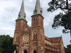 夜行便でホーチミン空港に到着し、朝食がてら向かったのがサイゴン大教会。ベトナムにはクリスチャンが多いのはフランス統治が長かったからか？