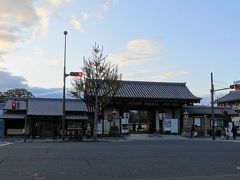 立命館大学前から京都駅まで市バスに乗って、そこから歩いて東寺前までやってきました。

ライトアップの特別入場は１７時から。チケットは事前に予約購入してありました。