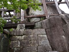 【...苗木城跡・なえぎじょうあと...】

この櫓も、大きな岩の上に....