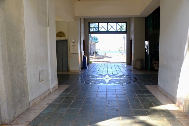 この左側に係の人が寂しそうに座っていました。