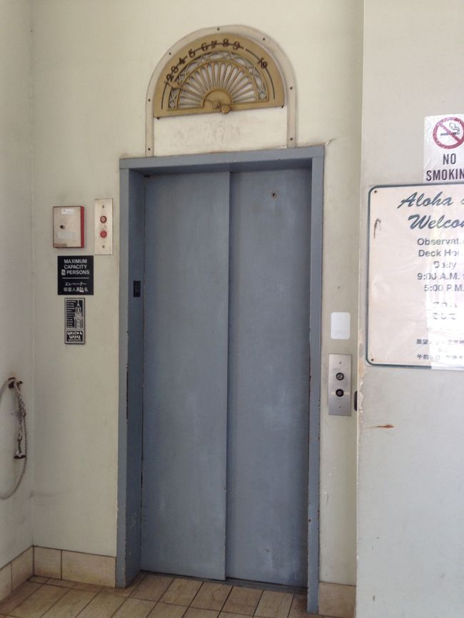 見学は無料。このエレベーターで上がってくださいとのこと。<br />エレベーター上の階数表示の分度器が歴史を感じさせます。