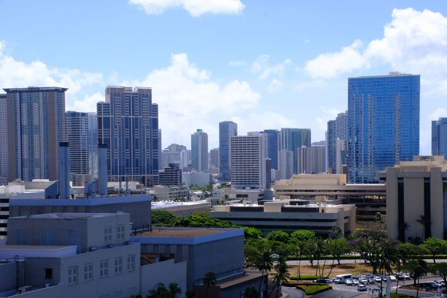 こちらはアラモアナ・センター、その奥にワイキキ、ダイヤモンドヘッドもチラッと見えています。