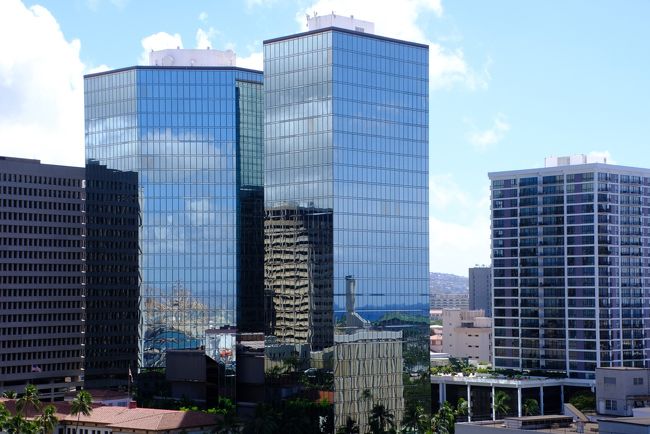 ガラス張りの高層ビル。多分オフィスビルでしょう。