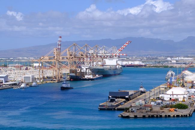 コーヒーやパイナップルを送り出しているのでしょうね。