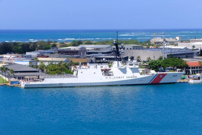 正面はさっきも見えた白いお船。