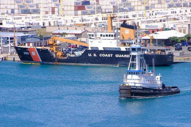 こちらには黒いお船。