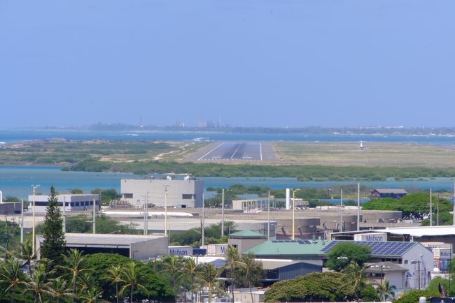 遠くにはホノルル空港の滑走路が見えます。