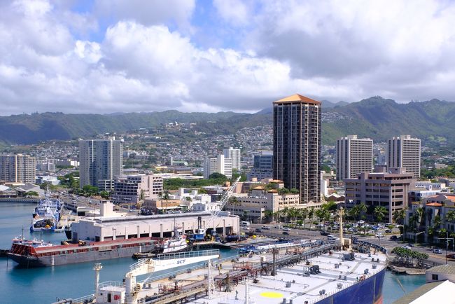 写真下部には、さっき下から見上げた貨物船。