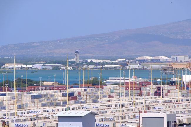 こちらはコンテナでしょうか。その奥には空港の格納庫も見えています。