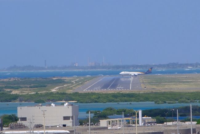 あっ、滑走路に飛行機が入ります。