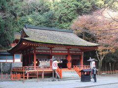 奥社との中間地点にある白峰神社。
祭神は崇徳天皇です。

崇徳天皇は上皇になり、後白河天皇との争いを起こしました。
保元の乱です。
この戦いで平清盛や源義朝（源頼朝の父）が活躍し、武士が世の中に出てくるきっかけになりました。
崇徳上皇は敗北し、讃岐に流され、無念の死を遂げました。
その後怨霊になったため、後白河朝廷は怨霊を鎮めるため白峰神社を建てたものです。