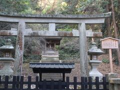 さらに登っていくと、菅原神社。
崇徳上皇と並び怨霊で有名な菅原道真を祀ったものです。

菅原道真は怨霊となったため、大宰府天満宮で祀られ、現在では学問の神様、「天神様」として有名です。
