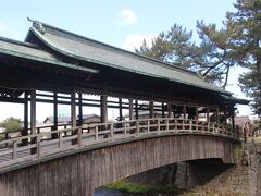 鞘橋。
屋根を持つ木造のアーチ型の橋です。

