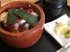 手こね茶屋にて伊勢名物のてこね寿司と伊勢うどんを頂くことにしました。