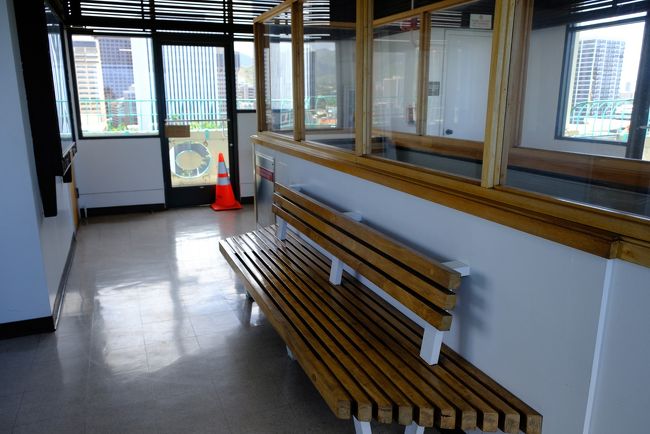 タワーの中央にはベンチもあります。<br />結局このときのお客さんは私たちだけでした。