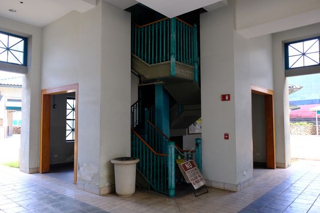 一階に降りてきました。閉鎖されていますが階段もあります。