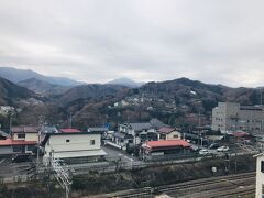 前日は愉快な仲間の忘年会で、お好み焼きともんじゃ焼き食べ放題～だったので、ゆっくりめの出発です。
９時過ぎに家を出て、いつもは東名で御殿場経由で河口湖方面に向かうのですが、今日は中央道から河口湖へ向かいます(^-^)

途中の藤野PAで休憩タイム…
山の上に電車からも見えるラブレターがあります。