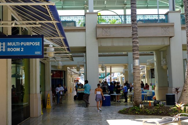 ふとこちらを見るとたくさんの人。<br />ここは大学でその学生が「なにか」をしていました。