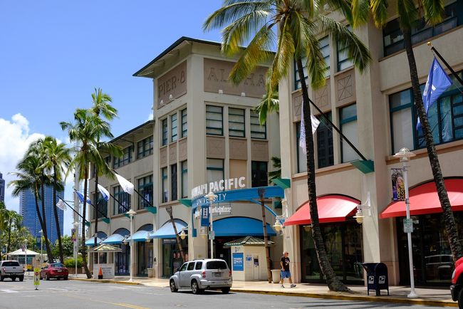 右側はカフェでしょうか。