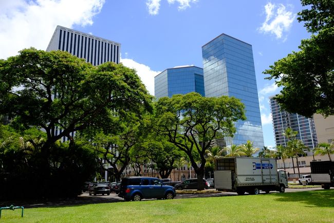駐車場越しにダウンタウンの高層ビル。
