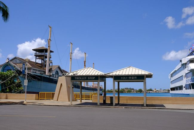 さて、ここからお昼を食べにカカアコへ行くのですが、バス停を探さないといけません。<br />この四阿はバス停ではなさそう。